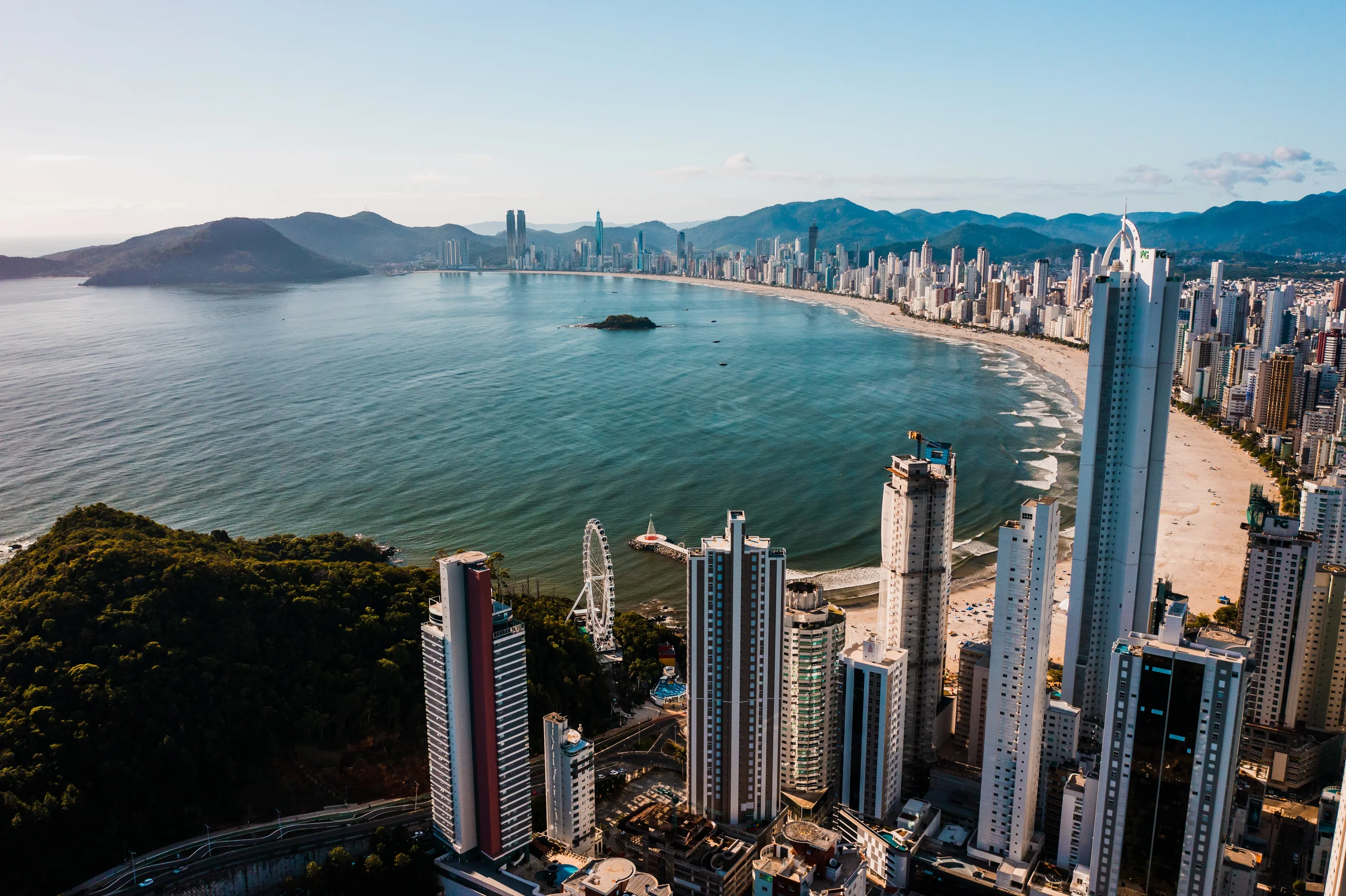 Fotografia de Balneário Camboriú com mar, vegetação e infraestrutura urbana